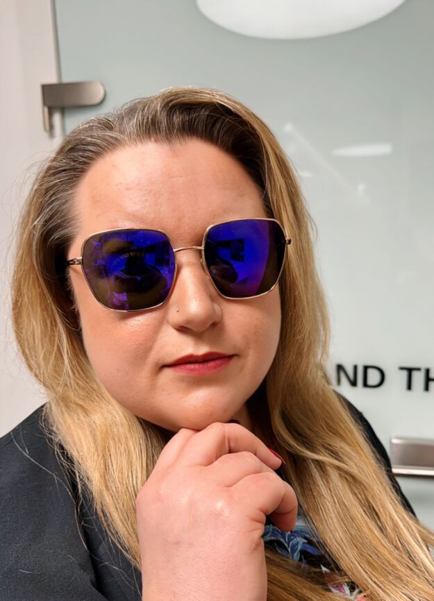 Kobieta w okularach przeciwsłonecznych