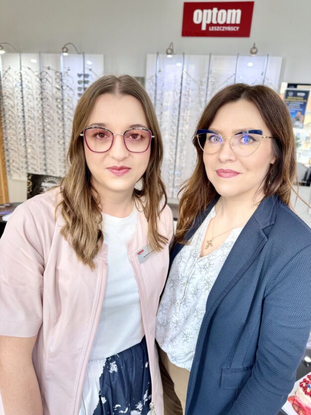 makijaż dwie młode kobiety w okularach, z makijażem