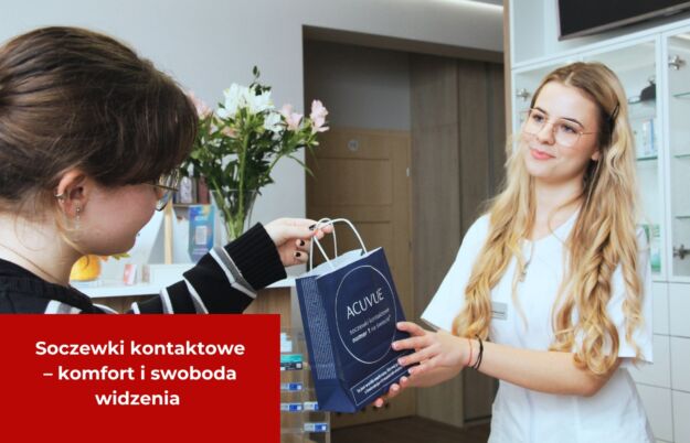 soczewki kontaktowe – komfort i swoboda widzenia Doradczyni w salonie optycznym przekazuje klientce opakowanie soczewek kontaktowych ACUVUE. Obie kobiety uśmiechnięte, w tle witryna i kwiaty