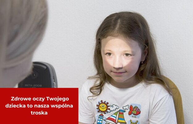 Zdrowe oczy Twojego dziecka to nasza wspólna troska Dziewczynka siedząca podczas badania wzroku, z refleksami światła na oczach, patrząca na specjalistę.