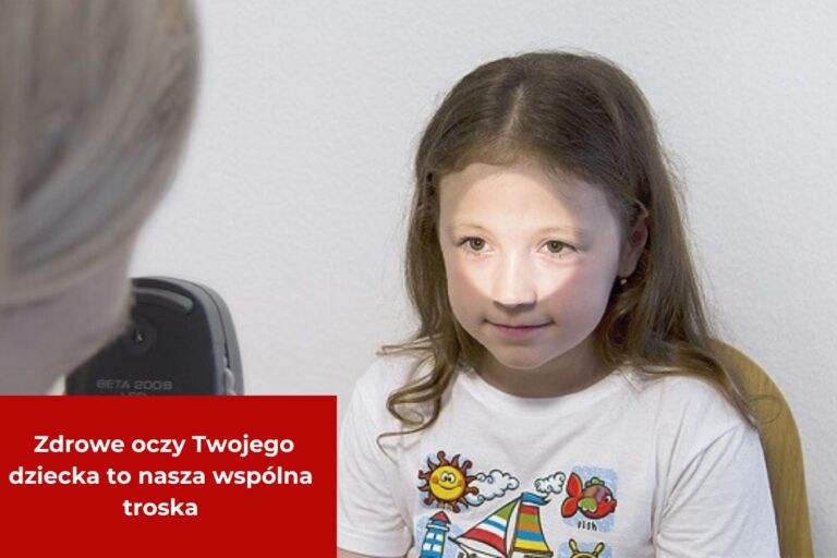 Dziewczynka siedząca podczas badania wzroku, z refleksami światła na oczach, patrząca na specjalistę.